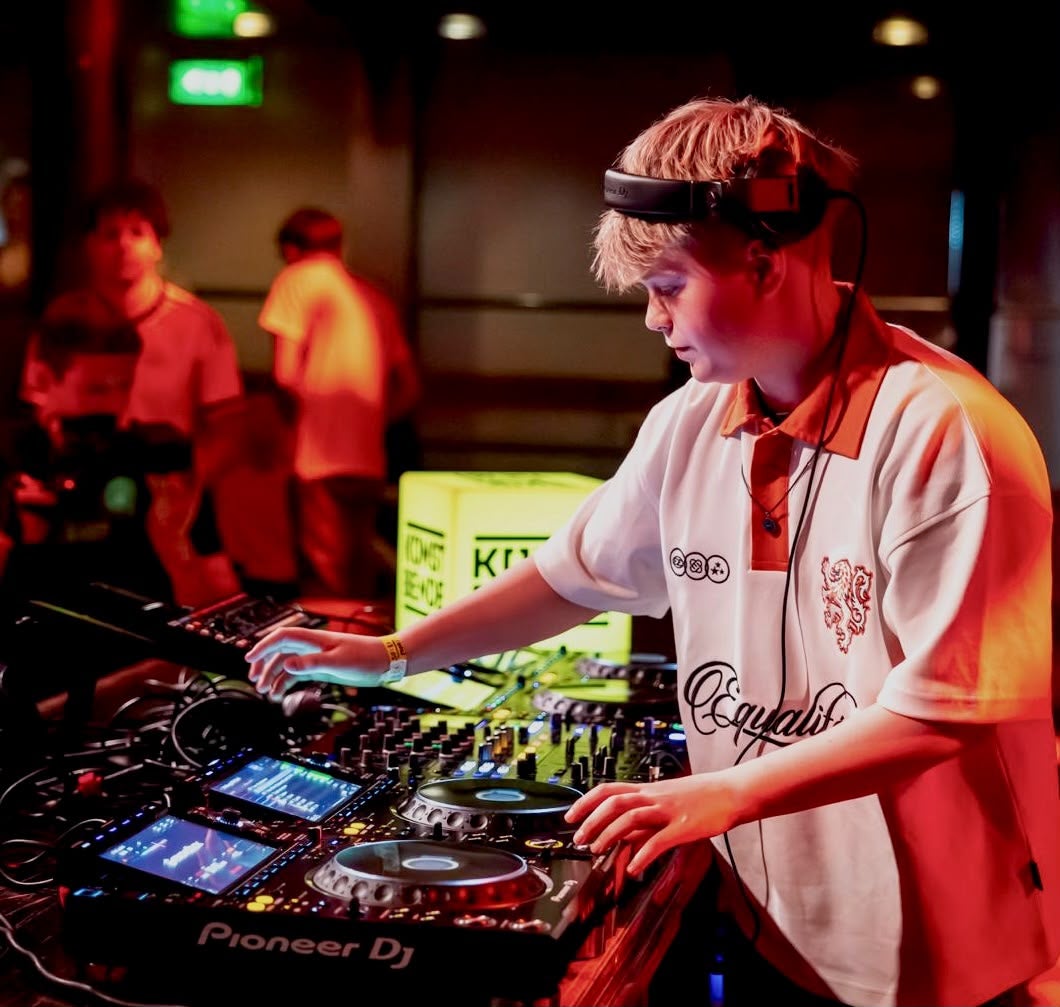 DjDjary bakom skivspelarna
