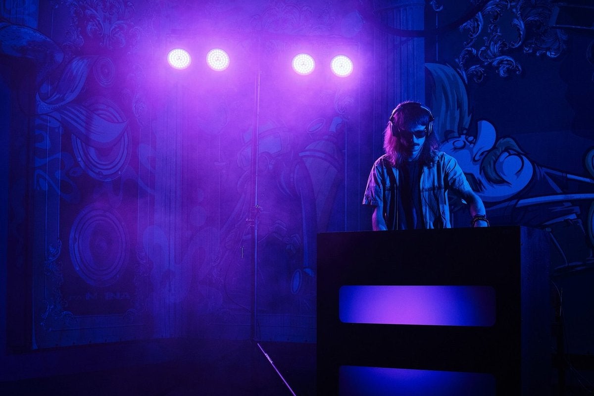 DJ i lila ljus från Ayra ComPar 2 LED-spotlights